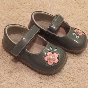 Grey patent toddler Mary Jane with flower